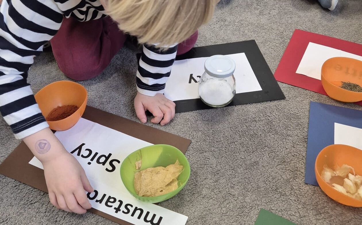 Dzieci podczas posiłku w przedszkolu